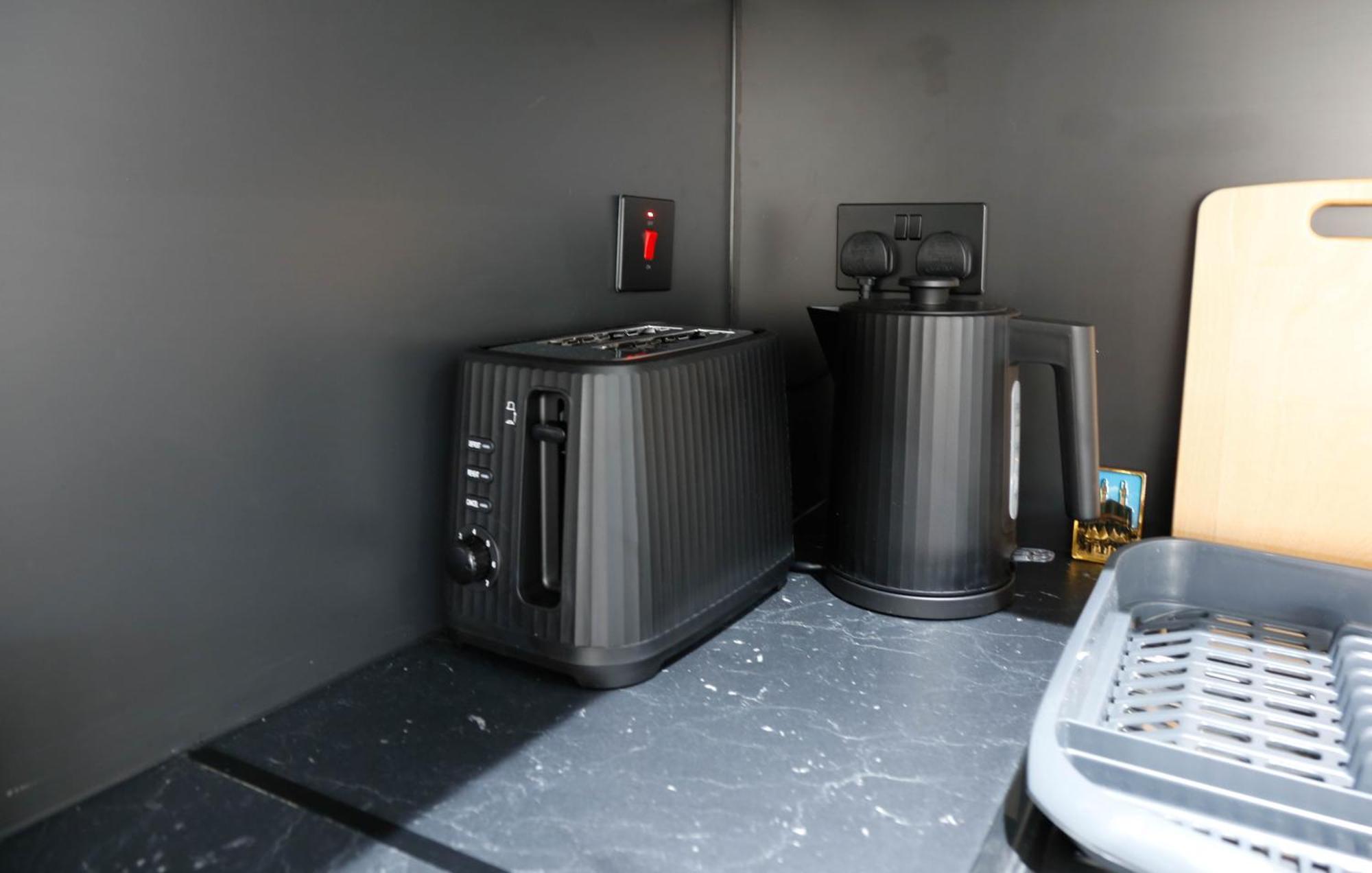New Luxury Apartments In Central London Next To Shops, Cafes, Bars & Metro Bagian luar foto