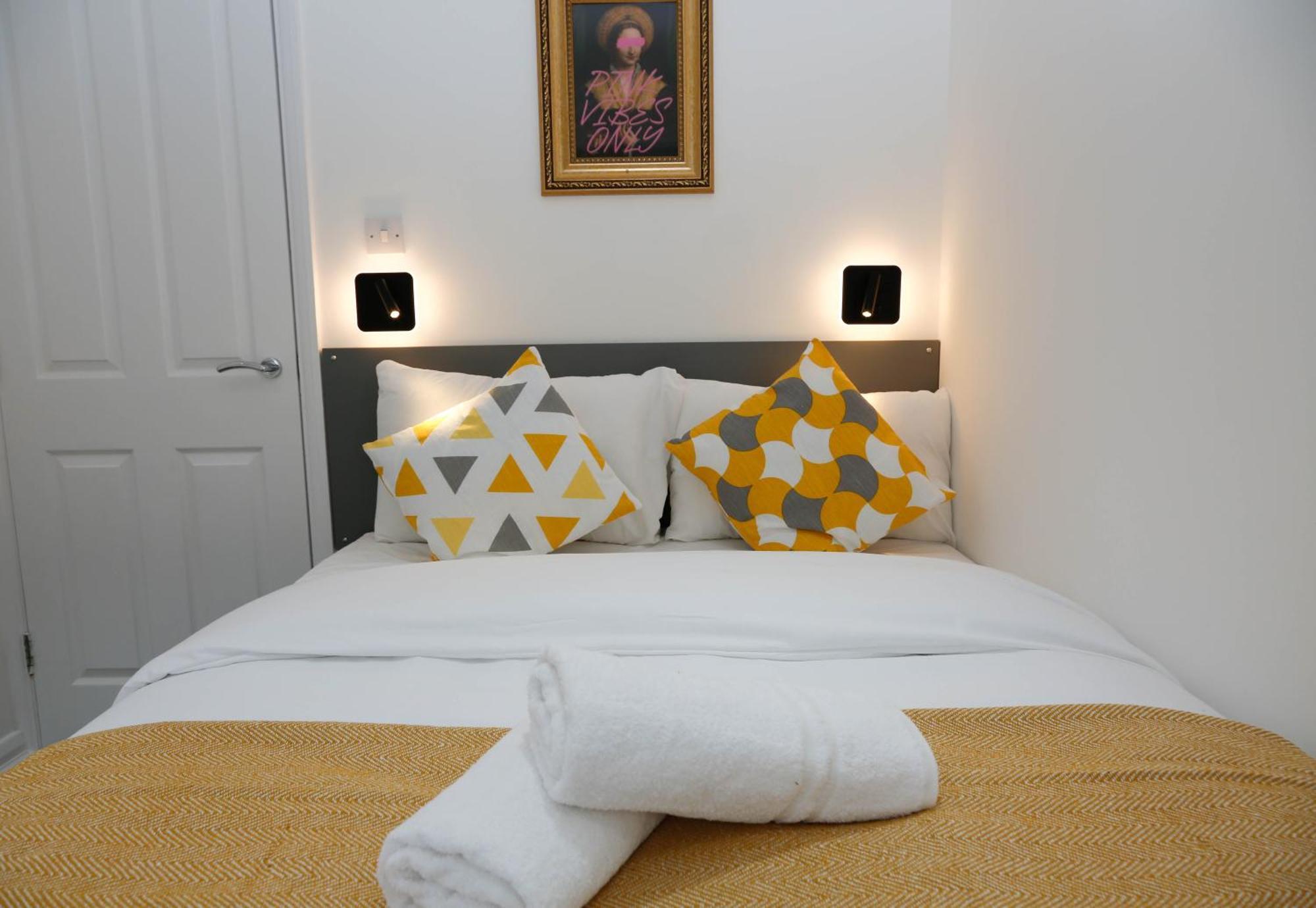 New Luxury Apartments In Central London Next To Shops, Cafes, Bars & Metro Bagian luar foto